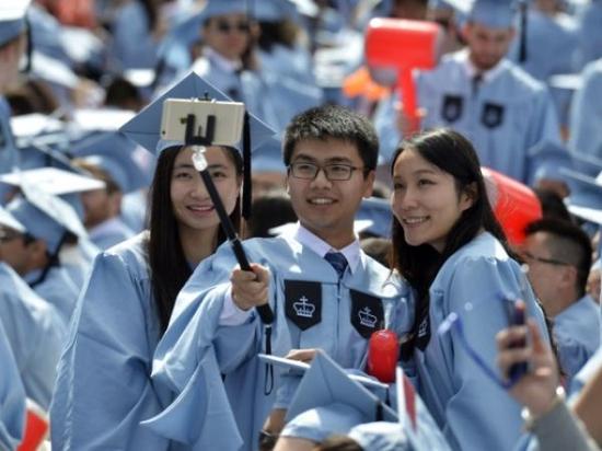 2015年5月20日，幾名中國留學生在美國哥倫比亞大學第261屆畢業(yè)典禮上自拍。約15000名畢業(yè)生參加了當天的儀式，其中包括近600名中國學生。新華社記者王雷攝