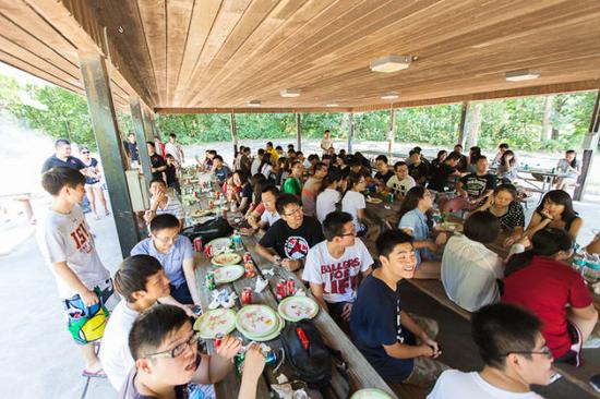 2013年，艾奧瓦州立大學中國學生組織為歡迎新生舉辦燒烤聚餐。