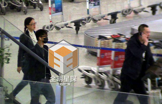 韓庚現(xiàn)身機場。