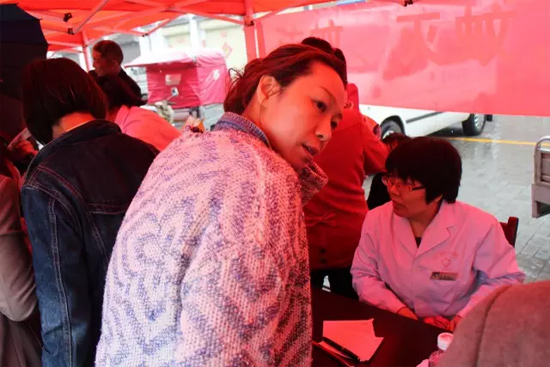 了解到有老人看病不方便，河南電臺1074綠色頻道活動小組欒老師將醫(yī)生請到老人身邊，親自為她診斷。