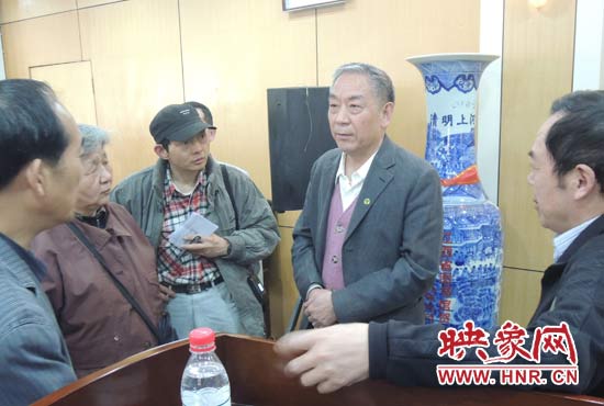 講座結(jié)束后，聽眾向戚建莊提問。
