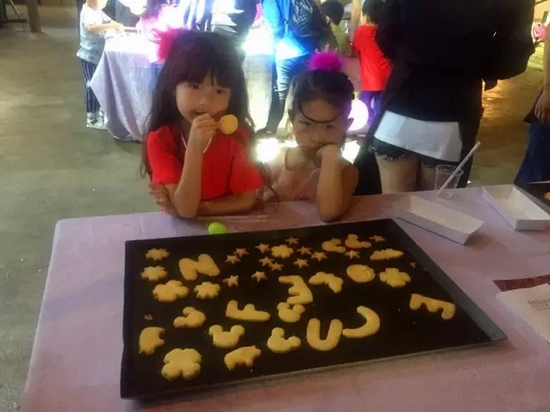 烤制好的餅干，發(fā)揮想象力，畫上美麗的圖案