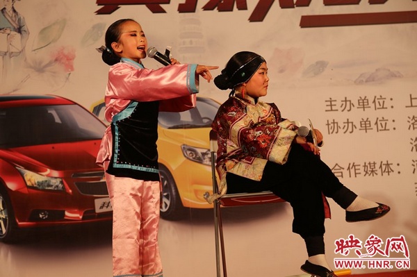 兩個(gè)小演員的表演活潑，惹得觀眾連連叫好。