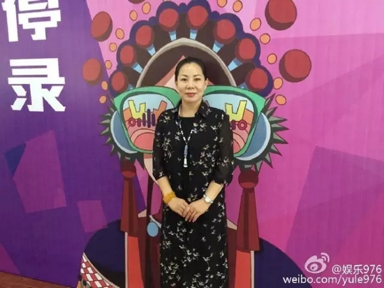 河南大愛劇團代表張艷紅講述自己帶領團里的演員參與挑戰(zhàn)的故事。