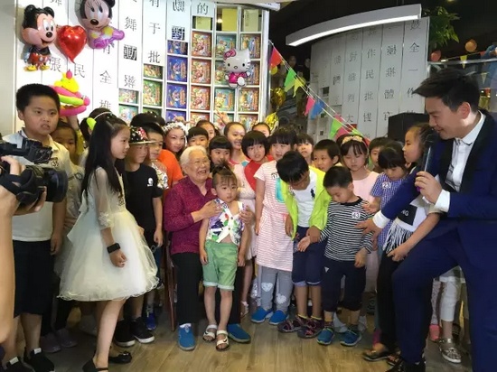 　　豫劇表演藝術(shù)家高潔老師和孩子們?cè)谝黄?，講述自己和戲曲的故事，祝福所有的小朋友節(jié)日快樂(lè)。