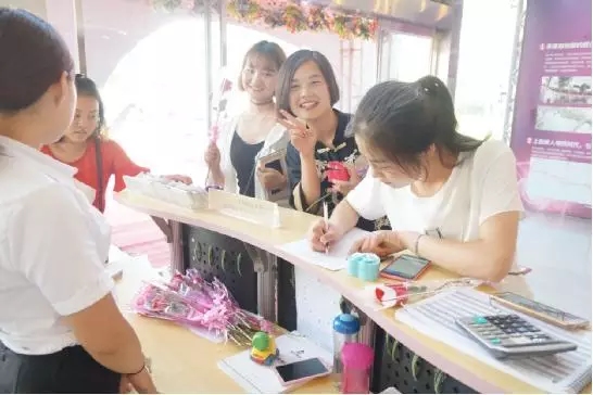 到場(chǎng)嘉賓均獲得巧克力一盒，女士另外還獲得獲得玫瑰花一支。