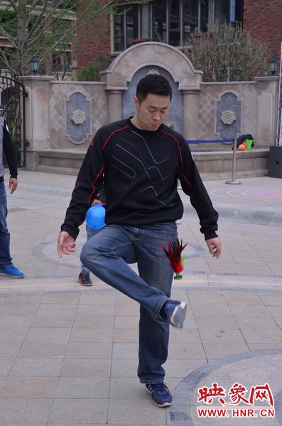 說是比賽，其實就是活力的釋放，就是開心的海洋，丟沙包、踢毽子、三人四足、滾鐵環(huán)等項目