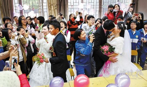 10對老師新人在校園里舉行集體婚禮，在教室里接新娘、拜堂