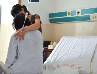 由于前天進(jìn)行了面部修復(fù)手術(shù)，俞燕身體不適，父母24小時(shí)陪在她的身邊