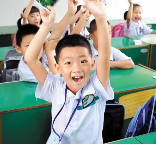 　　新學(xué)期在“減負(fù)新規(guī)”的爭(zhēng)議聲中開(kāi)始了，廣州很多學(xué)校還是照常布置作業(yè)。但也有學(xué)校支持“減負(fù)新規(guī)”，