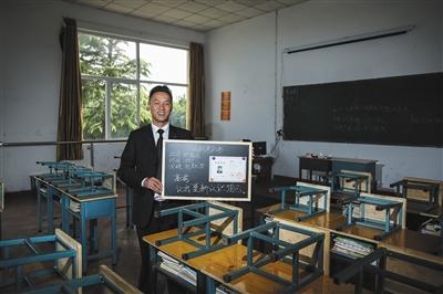 　張俊成，41歲，曾是北京大學(xué)的一名保安。1995年，通過成人高考，考上了北京大學(xué)法律系(?？?，被媒體稱為“北大保安高考第一人”，現(xiàn)為長治市一所中等職校的校長