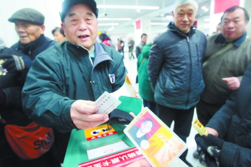 老人帶著多種證件想免費乘車，工作人員稱沒接到通知拒絕。