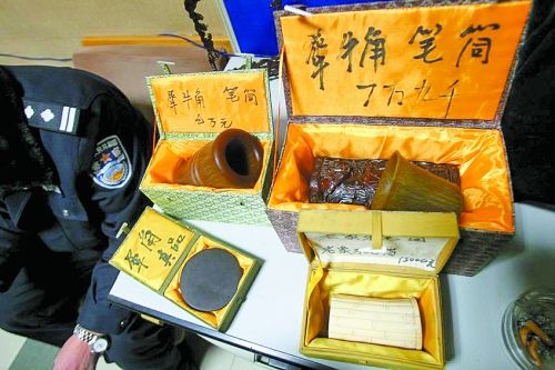 這些商品被暫扣，并根據鑒定情況對販賣者依法處罰。 記者 閆化莊 攝
