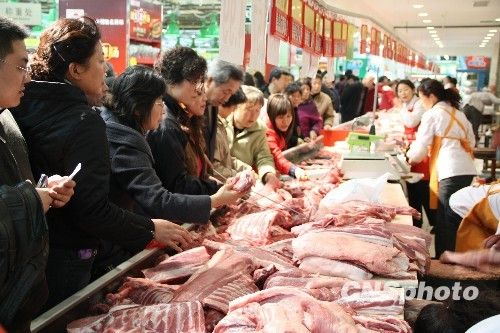 資料圖。1月份CPI等經(jīng)濟數(shù)據(jù)將于今天發(fā)布。多家機構(gòu)預計，受春節(jié)“錯位”因素及豬肉價格回落影響，1月CPI同比漲幅在1.8%左右。從各機構(gòu)發(fā)布的報告來看，從2月開始，CPI或?qū)⑦M入新一輪上行周期。