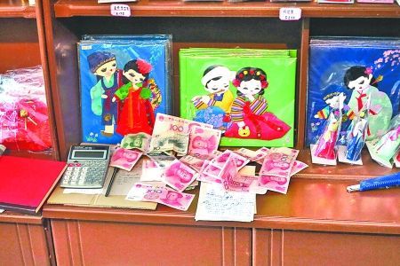 2012年6月21日，在朝鮮羅先特別市的一家商店里，柜臺(tái)上散落著一些人民幣。在朝鮮，人民幣比本國的貨幣更受歡迎。 CFP供圖