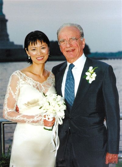1999年6月，68歲的默多克與30歲的鄧文迪結(jié)婚。