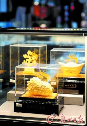 黃金產(chǎn)品持續(xù)熱賣。記者王燕 攝