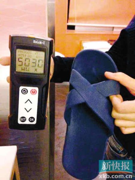 ■記者測試的嶺南佳園酒店膠拖鞋細(xì)菌總數(shù)高達(dá)5030RLUs。