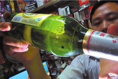 這瓶未開封的燕京啤酒內(nèi)有一顆黑色懸浮物。京華時(shí)報(bào)記者 徐曉帆 攝