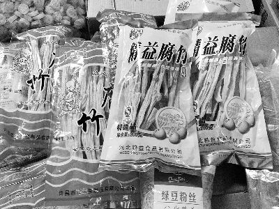 內(nèi)黃腐竹含吊白塊被曝光后，市場上內(nèi)黃產(chǎn)腐竹難覓蹤跡。攤主所售產(chǎn)品大多出自河南許昌和河北保定