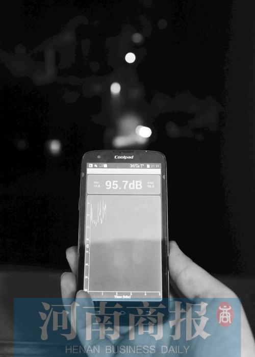在黃先生家中，測(cè)得噪音為95.7分貝