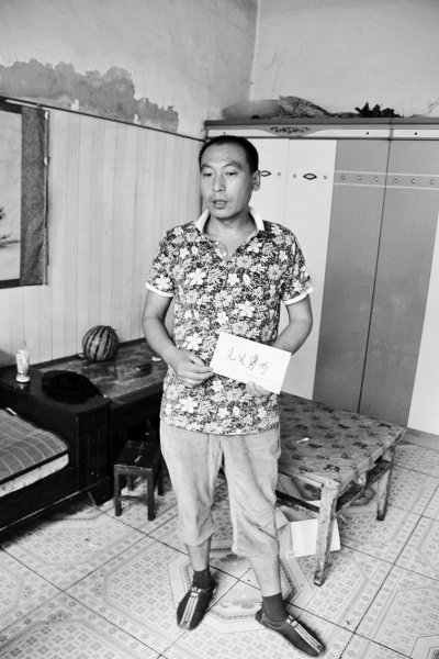 采建新拿的信封里，是南京警方送來的獎(jiǎng)金。
