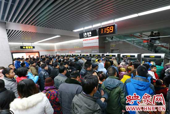 11點(diǎn)59分，紫荊山地鐵站售票機(jī)前擠滿了買(mǎi)票的市民，場(chǎng)面如同春運(yùn)。