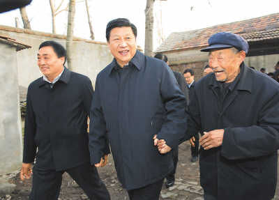 11月25日，習(xí)近平在地處沂蒙老區(qū)的臨沭縣曹莊鎮(zhèn)朱村，親切地拉著83歲的“老支前”王克昌的手。
