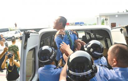 6月19日，安岳縣看守所，押赴刑場(chǎng)的一刻，劉明（化名）跳起來(lái)托付親友照顧好父母。吳小川 攝