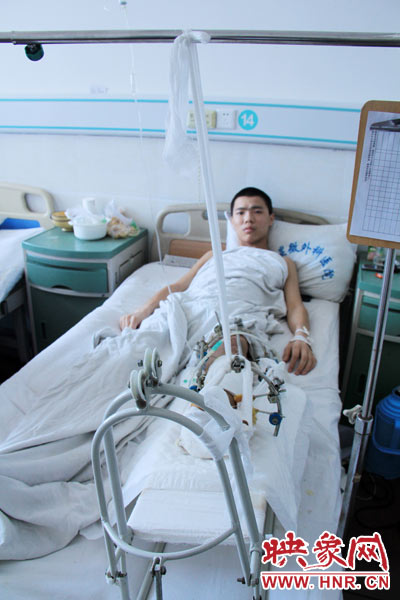 “如果有人肯幫我出4萬元的醫(yī)藥費，我愿意為他免費工作3年，多苦多累都行。”7月26日，躺在病床里上的