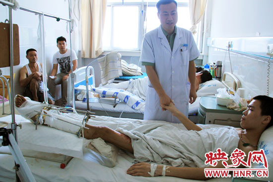 據(jù)仁濟醫(yī)院外傷科主任張明伍介紹，楊偉峰的小腿的創(chuàng)面已經(jīng)恢復(fù)得差不多了，治療情況還比較樂觀。但因為小腿