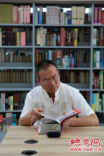 圖書館內(nèi)巨大的存書量，能讓鄭州市民盡情感受閱讀的快樂(lè)。