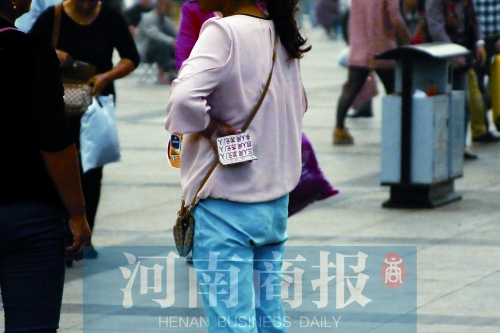 火車站廣場，一女子拿著寫有不同房型價位的卡片在拉客，不少市民抱怨，受過此類“騷擾”