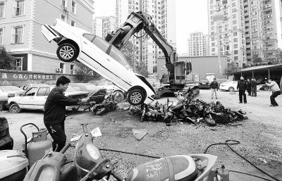  一輛走私寶馬轎車被銷毀。 記者金振強(qiáng) 攝