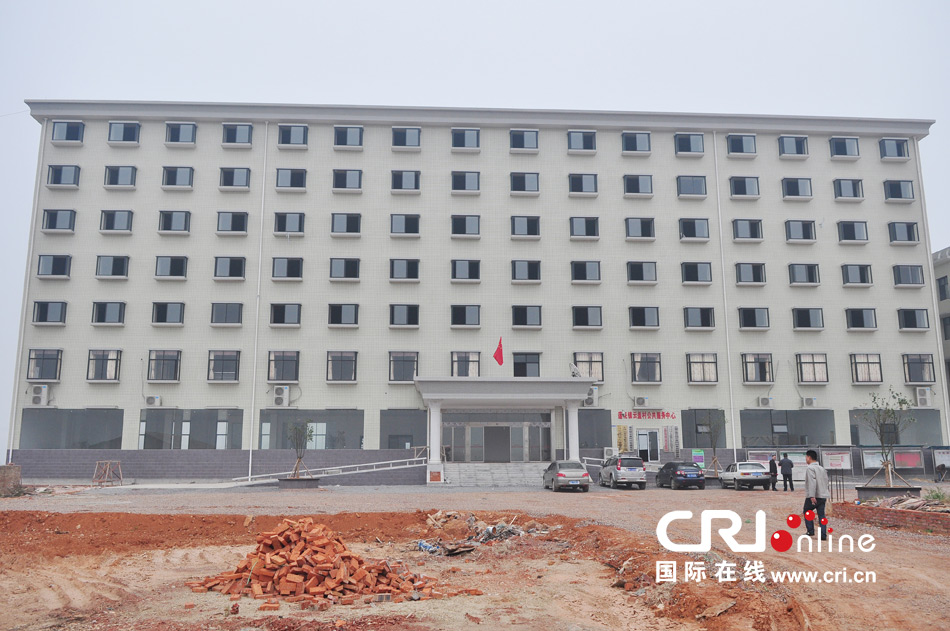 2013年10月21日，長(zhǎng)沙云蓋村欠債千萬(wàn)新建的豪華村部樓。