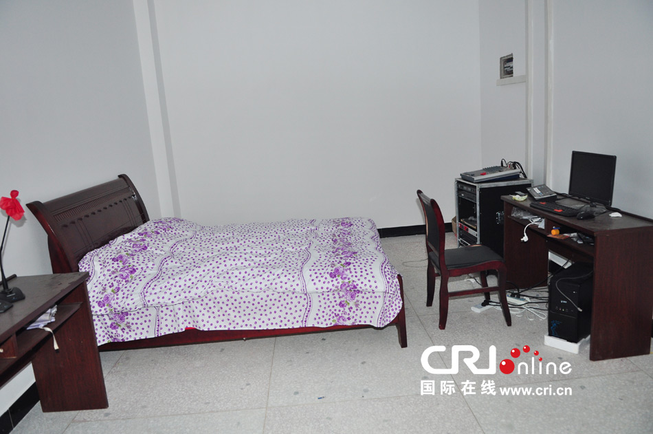 2013年10月21日，長(zhǎng)沙云蓋村欠債千萬(wàn)新建的豪華村部樓。