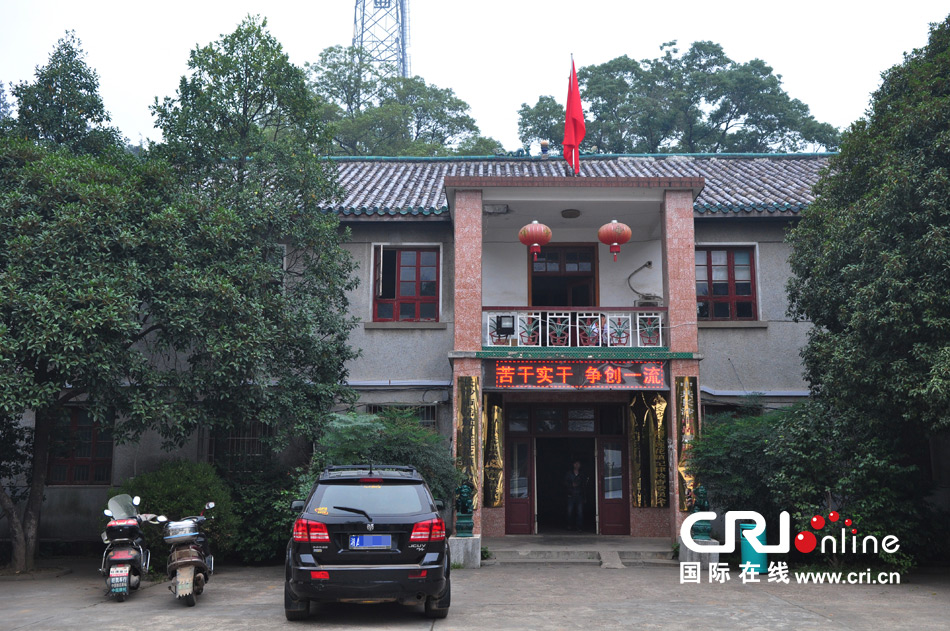 　2013年10月21日，這是蓮花鎮(zhèn)人民政府的辦公樓，和蓮花鎮(zhèn)云蓋村的辦公樓相比，寒酸不少。