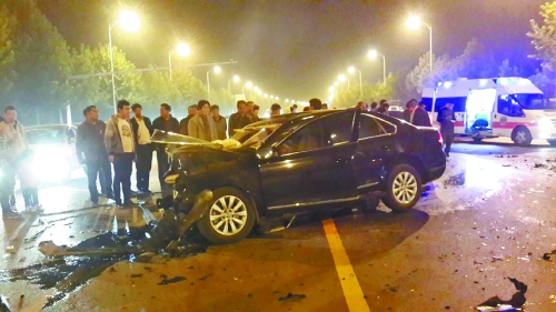 車禍發(fā)生在鄭開(kāi)大道路中央雙黃線附近,現(xiàn)場(chǎng)狀況慘烈。