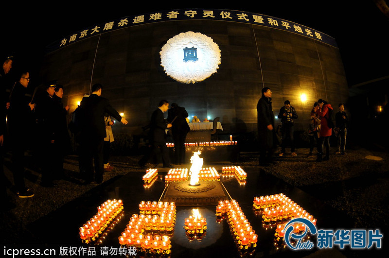 “為南京大屠殺遇難者守靈儀式暨和平燭光祭”活動在侵華日軍南京大屠殺遇難同胞紀念館祭場舉行。