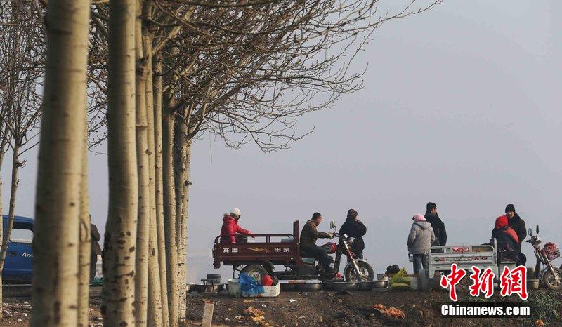 圖為12月1日，104國(guó)道靜海縣城附近，104國(guó)道靜海縣城附近，高速旁邊形成的黑市。田寶希 攝 圖片