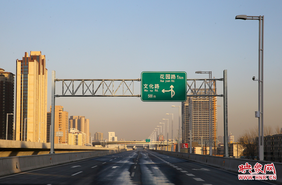 北三環(huán)快速路文化路段標(biāo)識牌提示，匝道直接可上文化路向北。