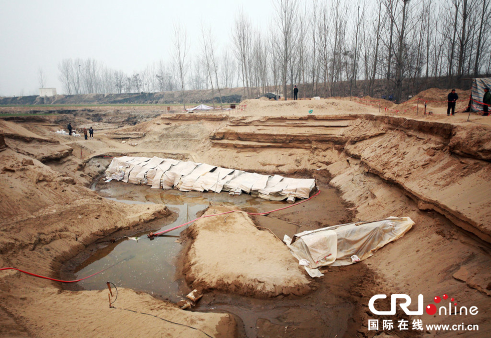 2014年1月6日，河南洛陽(yáng)古沉船發(fā)掘現(xiàn)場(chǎng)，兩艘古沉船，一艘已經(jīng)挖掘出土，另一艘還有一半埋在沙丘里。