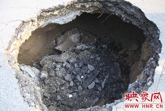 坑口直徑約兩米，路面下形成中空的大坑，約有15平方米。