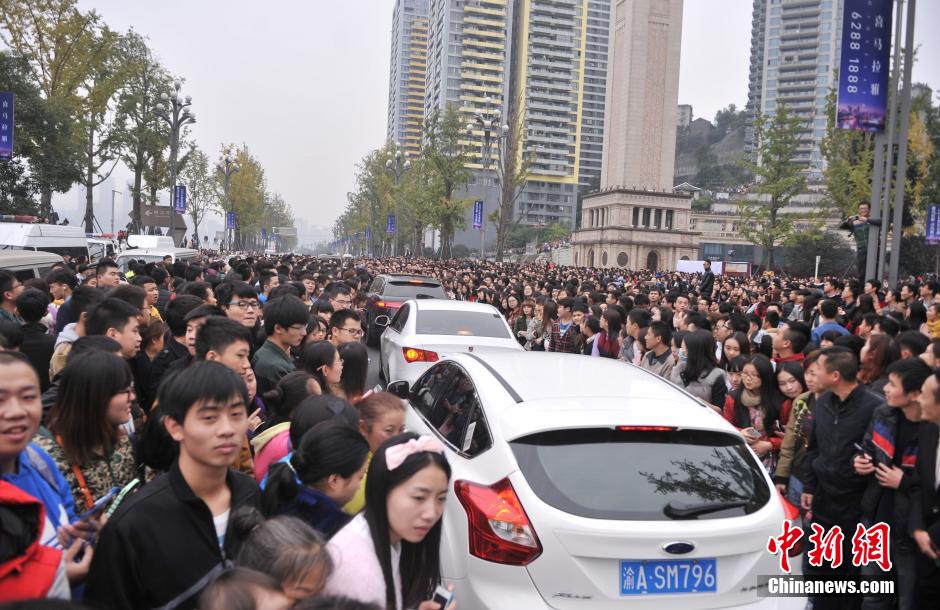 重慶上萬粉絲在南濱路等待《奔跑吧兄弟》節(jié)目的錄制。