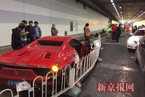 一輛蘭博基尼與一輛法拉利發(fā)生事故，現(xiàn)場狀況慘烈