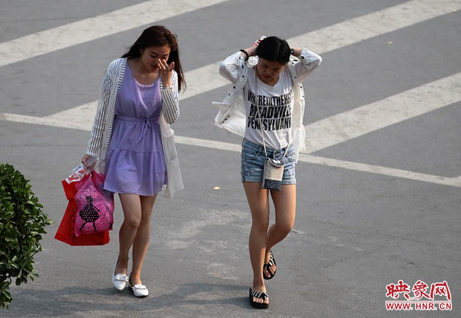 太熱了，還是把頭發(fā)扎起來