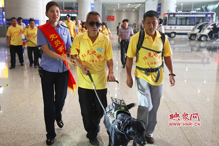 接到鄭州市愛心導(dǎo)盲犬服務(wù)中心的乘車請求后，鄭州東站抽調(diào)了工作人員進(jìn)行對接，提前做好服務(wù)引導(dǎo)準(zhǔn)備。