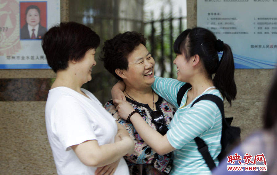 6月7日，鄭州回中考點(diǎn)，走出考場(chǎng)的考生和家長(zhǎng)擁抱在一起