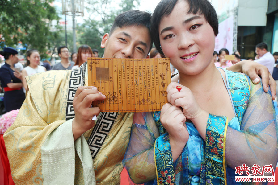 一對兒情侶現(xiàn)場展示“賣身契”內(nèi)容。