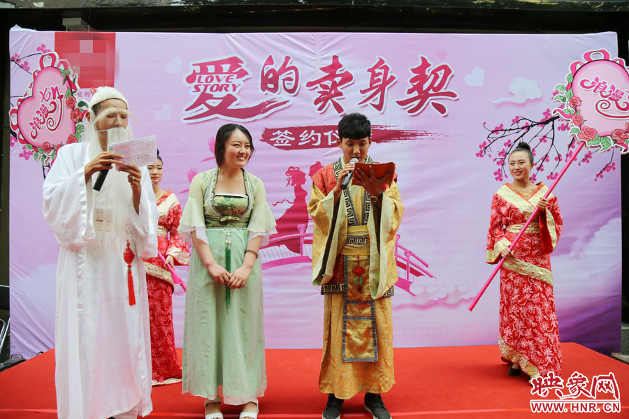 男子現(xiàn)場宣讀“賣身契”的內(nèi)容，讓大家作證。